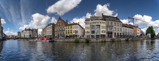 Panorama de Ghent em tempo ensolarado