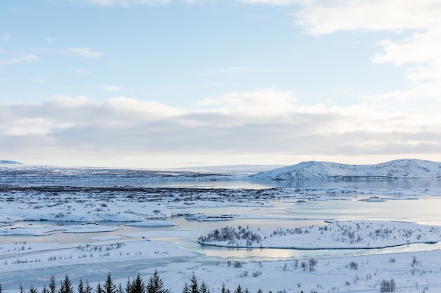 Foto panorama de inverno com neve e gelo no lago thingvellir islândia vista 50 mm