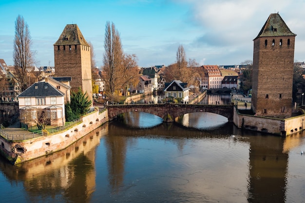 Panorama de inverno das famosas pontes Ponts Couverts em Estrasburgo, França