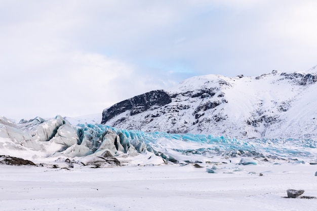 Foto panorama de inverno das montanhas islandesas, geleira e gelo do parque nacional vatnajokull