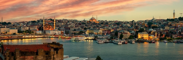 Panorama de Istambul ao pôr do sol