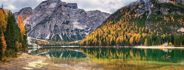 Panorama de Lake Braies. Distrito de Trentino Alto Adige. Bolzano. Itália. Dolomity