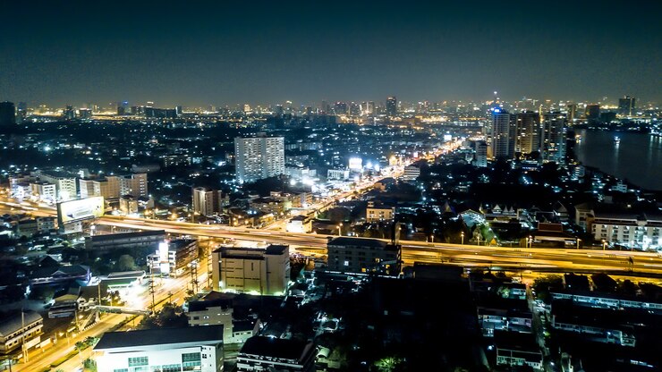 Panorama de luz da paisagem urbana na hora de ouro