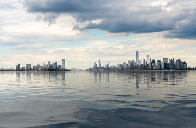 Panorama de Manhattan e Jersey City com água artificial