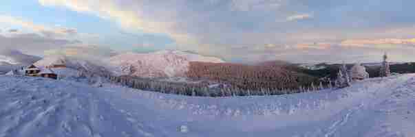 Foto panorama de montanha de inverno antes do amanhecer dos cárpatos ucrânia