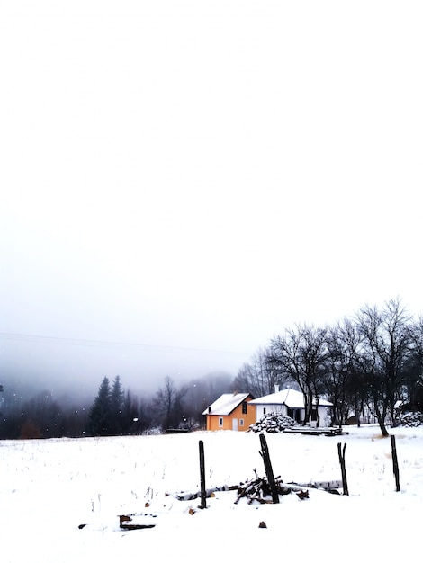 Panorama de montanhas de inverno com casas