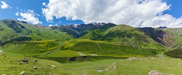 Panorama de montanhas e rio de montanha, paisagem selvagem e céu azul