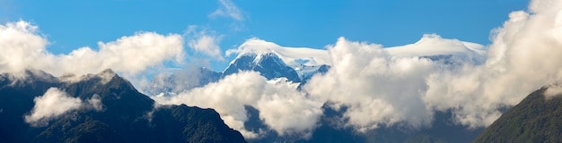 Panorama, de, monte, cozinheiro, pico, contra, um, profundo, céu azul, com, sopro, de, branca, nuvem, nova zelândia