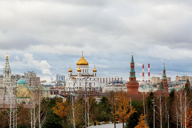 Panorama de Moscou Paisagem da cidade russa Nuvens cinzentas pesadas