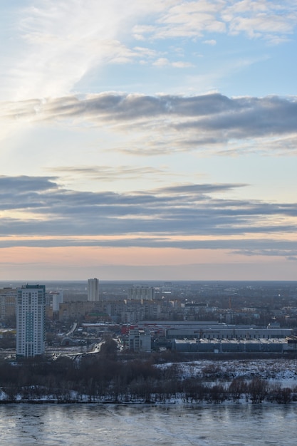 Panorama de nizhny novgorod ao pôr do sol