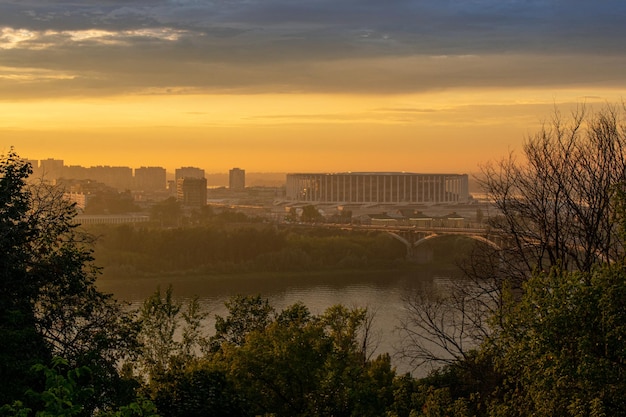 Panorama de Nizhny Novgorod ao pôr do sol