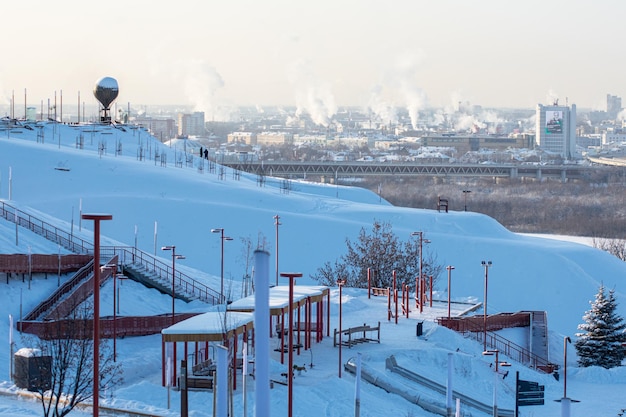 Panorama de Nizhny Novgorod em um dia claro de inverno