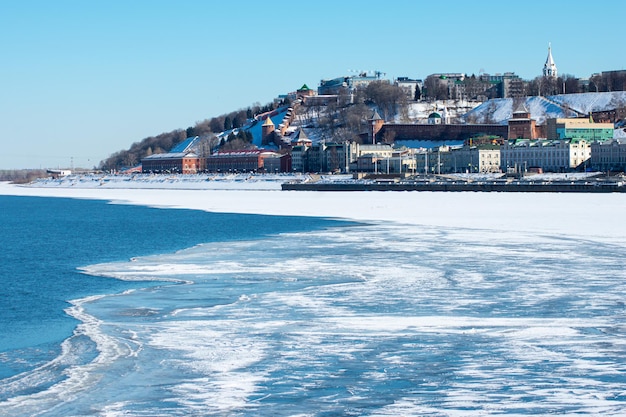 Panorama de Nizhny Novgorod em um dia claro de inverno