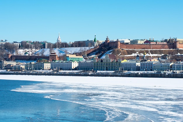 Panorama de Nizhny Novgorod em um dia claro de inverno