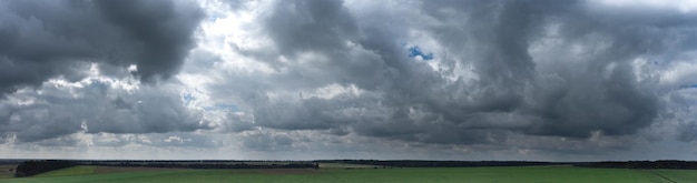 Panorama de nuvens cinzentas sobre verde