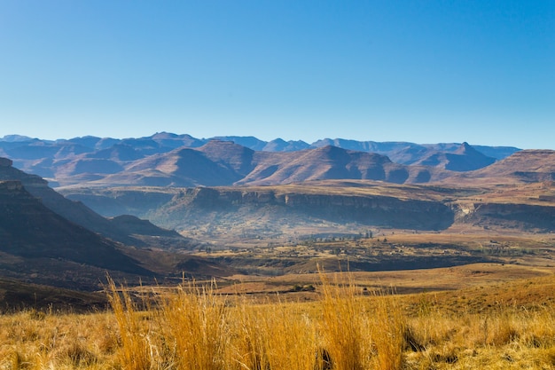 Panorama de Orange Free State na estrada para Karoo, na África do Sul. Paisagem africana