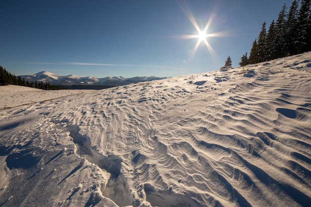 Panorama de paisagem de inverno com colinas nevadas