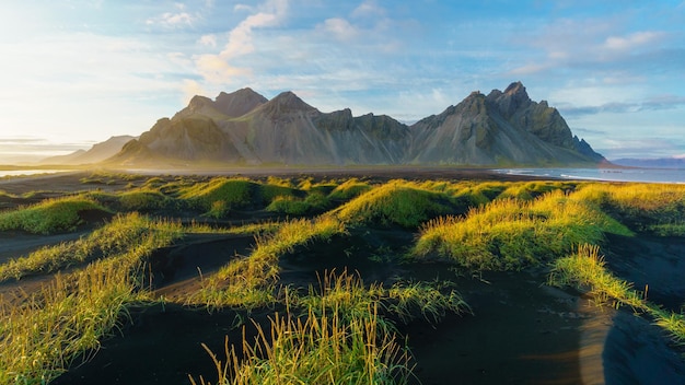 Panorama de paisagem de montanhas vibrantes do nascer do sol. Vesturhorn na manhã de verão. Islândia, ilha do norte da Europa.