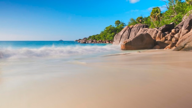 Foto panorama de palmeiras e praias tropicais anse lazio praia na ilha de praslin seychelles longa exposição toning vintage