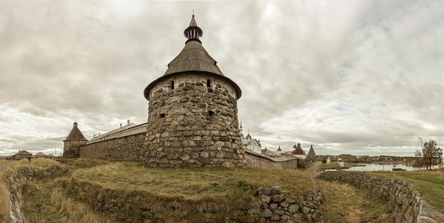 Panorama de paredes de pedra e torres do mosteiro Slovetskiy