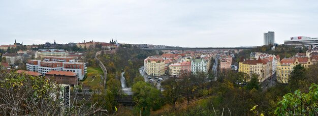 Panorama de Praga da colina de Vysehrad