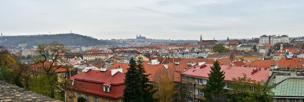 Panorama de Praga da colina de Vysehrad