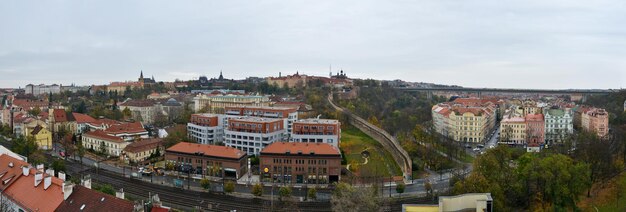 Panorama de Praga da colina de Vysehrad