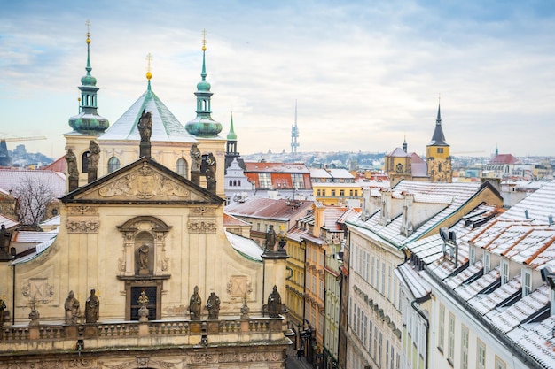 Panorama de praga klementinum e telhados cobertos de neve no inverno república checa