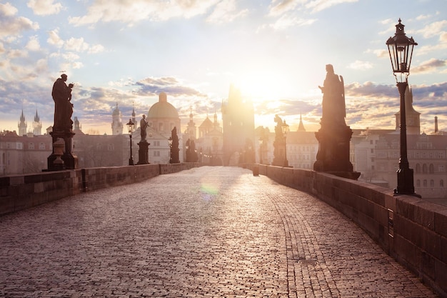 Panorama de Praga Nascer do sol na Ponte Carlos
