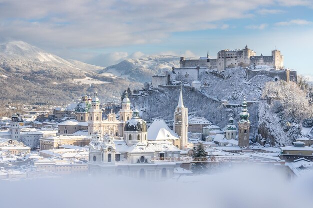 Panorama de Salzburgo no inverno com sol do centro histórico nevado