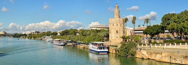 Foto panorama de sevilha a torre de ouro e o dique do rio