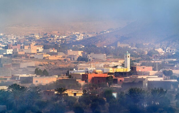 Foto panorama de tataouine na névoa matinal sul da tunísia áfrica