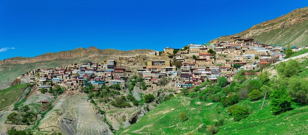 Panorama de toda a antiga aldeia de montanha Chokh numa encosta rochosa no Daguestão