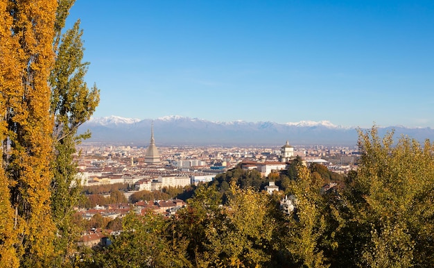 Panorama de turim com alpes e mole antonelliana itália skyline do símbolo da região do piemonte com monte dei cappuccini cappuccini's hill sunrise light outono