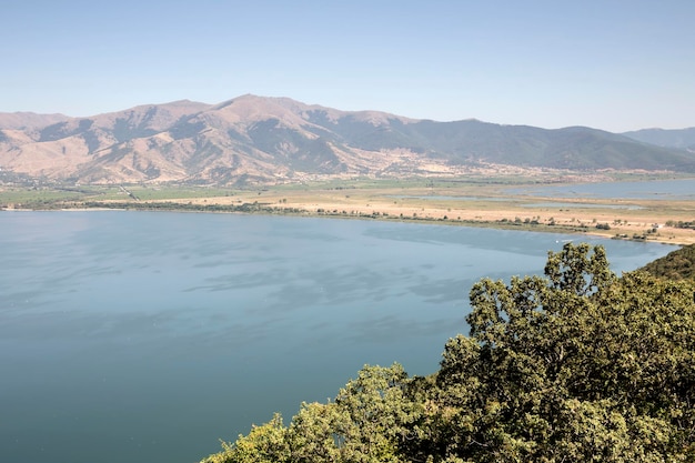 Panorama de um lago de montanha Great Prespa em nom Florina em um dia ensolarado Macedônia noroeste da Grécia