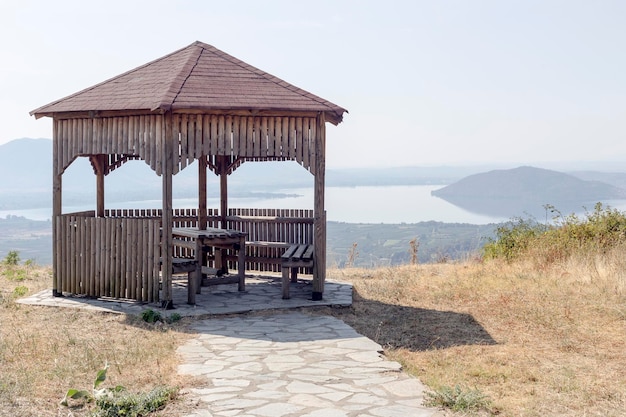 Panorama de um lago de montanha Orestiada e campo em um dia ensolarado Macedônia noroeste da Grécia