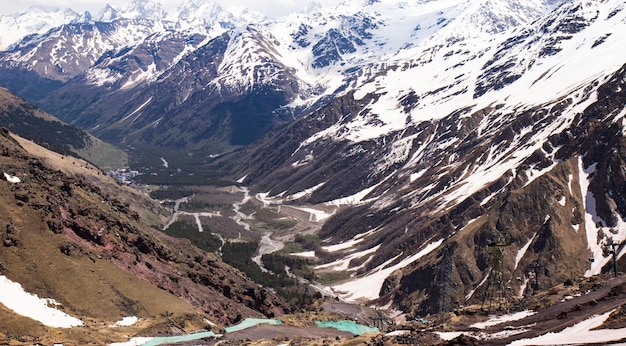 Foto panorama de uma paisagem de montanha colorida com as montanhas cobertas de neve