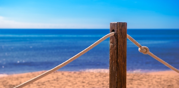 Foto panorama de uma praia com estaca