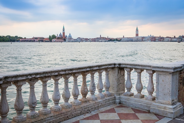 Panorama de Veneza à beira-mar em um dia nublado