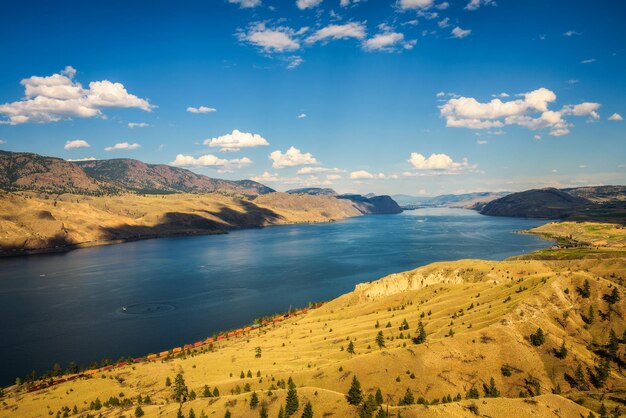 Panorama de verão do lago Kamloops no Canadá