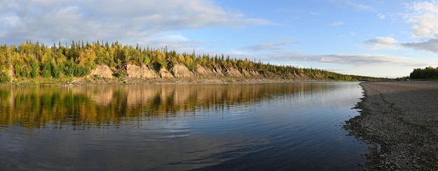 Panorama de verão do rio taiga do norte