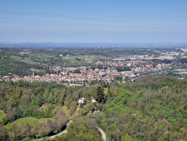 Panorama de vista aérea de Serravalle scrivia