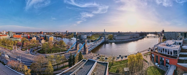 Panorama de Wroclaw com ponte de carro sobre a vista aérea do rio Odra