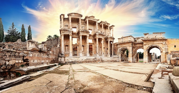 Panorama der alten Celsus-Bibliothek in Ephesus unter einem dramatischen Himmel