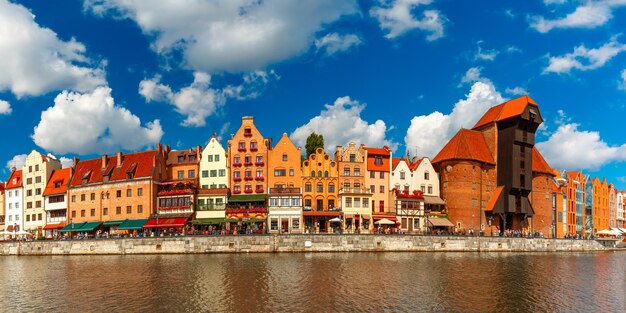 Panorama der Altstadt mit altem Hafenkran und Stadttor Zuraw, Dlugie Pobrzeze und Motlawa River, Danzig