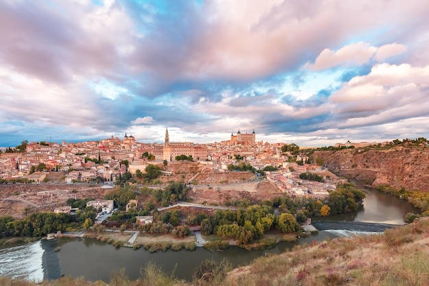 Panorama der Altstadt von Toledo mit der Kathedrale Alcazar und dem Fluss Tajo in der Abenddämmerung Castilla La Mancha Spanien