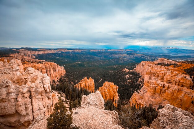 Panorama der Ansichten am Anfang des Navajo Loop Trail im Bryce National Park, Utah. Vereinigte Staaten