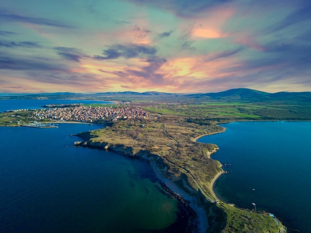 Panorama der Aussicht von einer Höhe auf die Küste, die vom Schwarzen Himmel in Bulgarien umspült wird