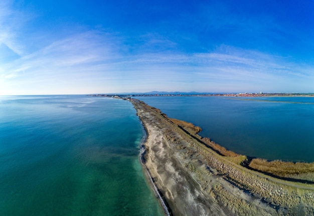 Panorama der Aussicht von einer Höhe auf die Küste, die vom Schwarzen Himmel in Bulgarien umspült wird