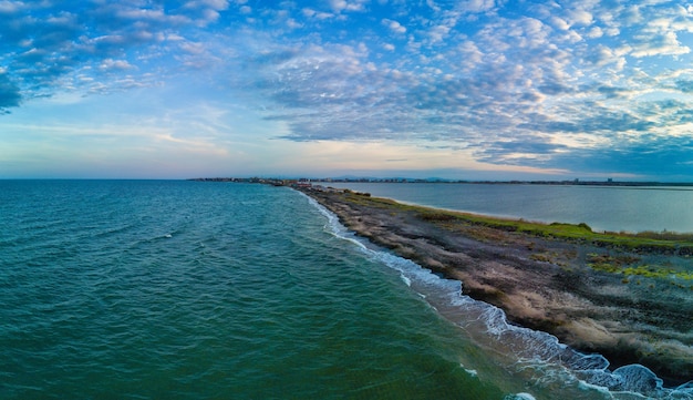 Panorama der Aussicht von einer Höhe auf die Küste, die vom Schwarzen Himmel in Bulgarien umspült wird